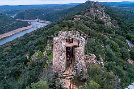 Monfragüe Kalesi ve Salto del Gitano Manzara Dolu Orta Zorluklu Yürüyüş Rotası