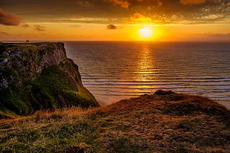 Красивый вид на скалы на закате