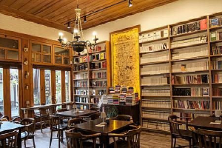 Mabolla Bookstore & Cafe