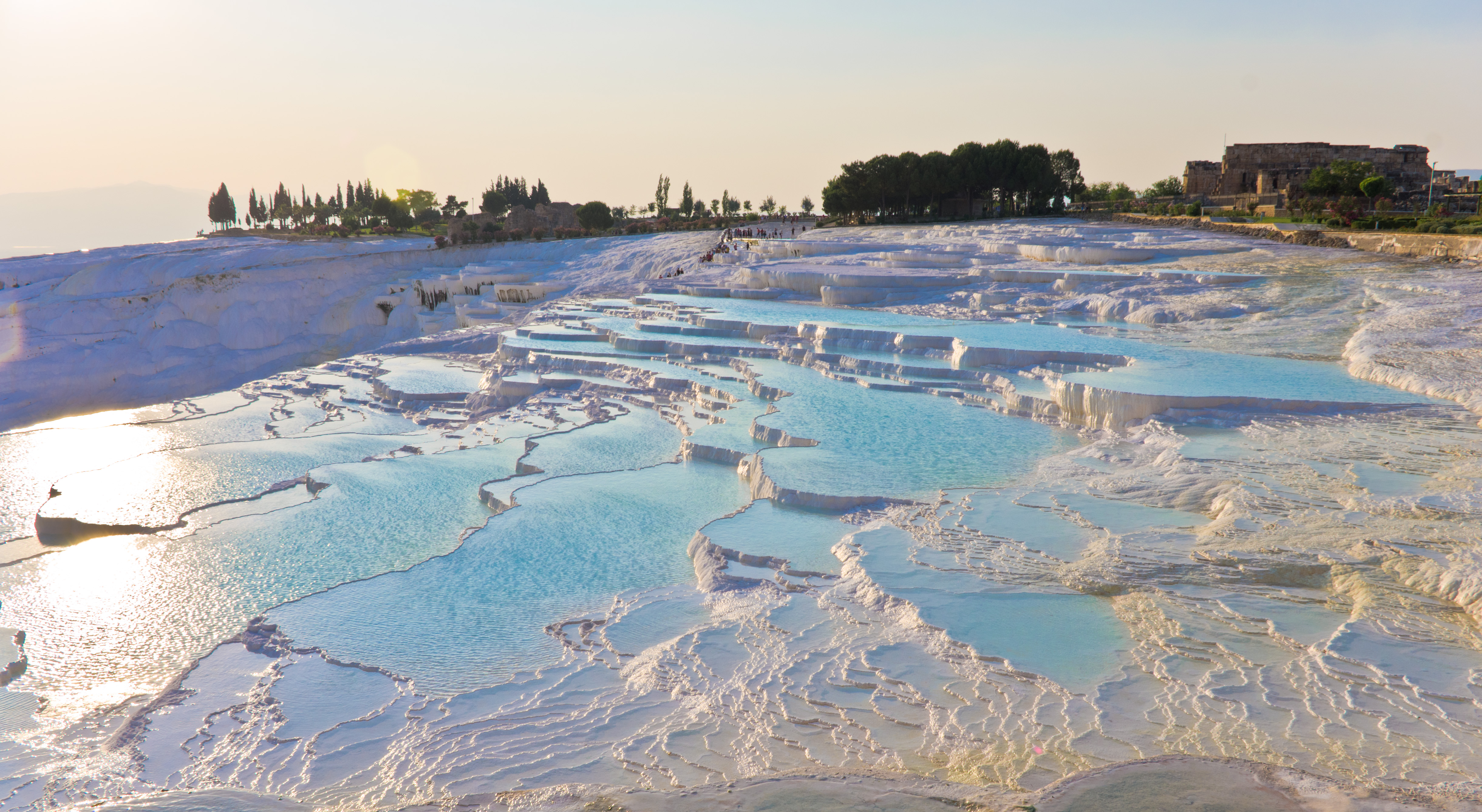 Pamukkale: Doğanın Eşsiz Harikası ve Antik Hierapolis'in Sırları