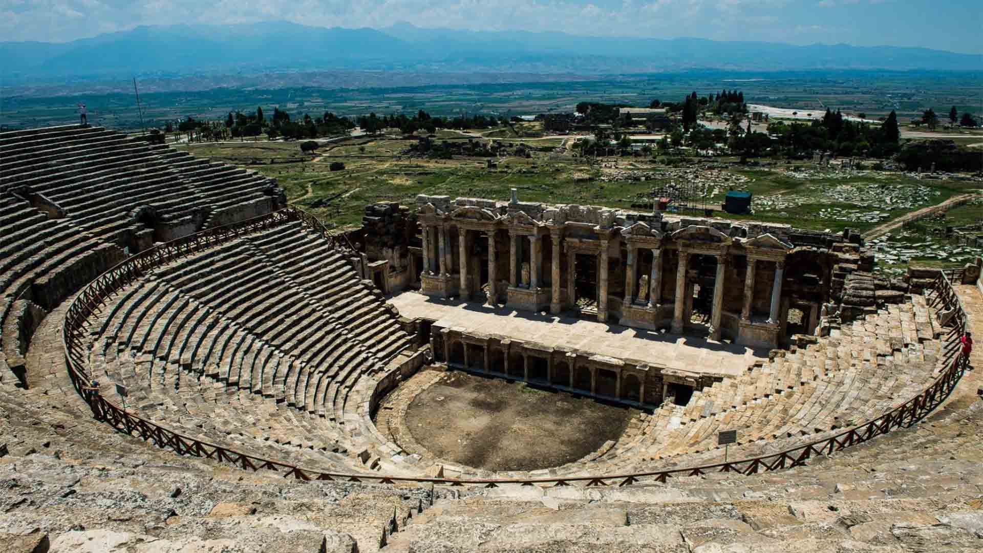 Pamukkale: Doğanın Eşsiz Harikası ve Antik Hierapolis'in Sırları