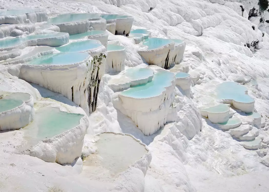 Pamukkale: Doğanın Eşsiz Harikası ve Antik Hierapolis'in Sırları