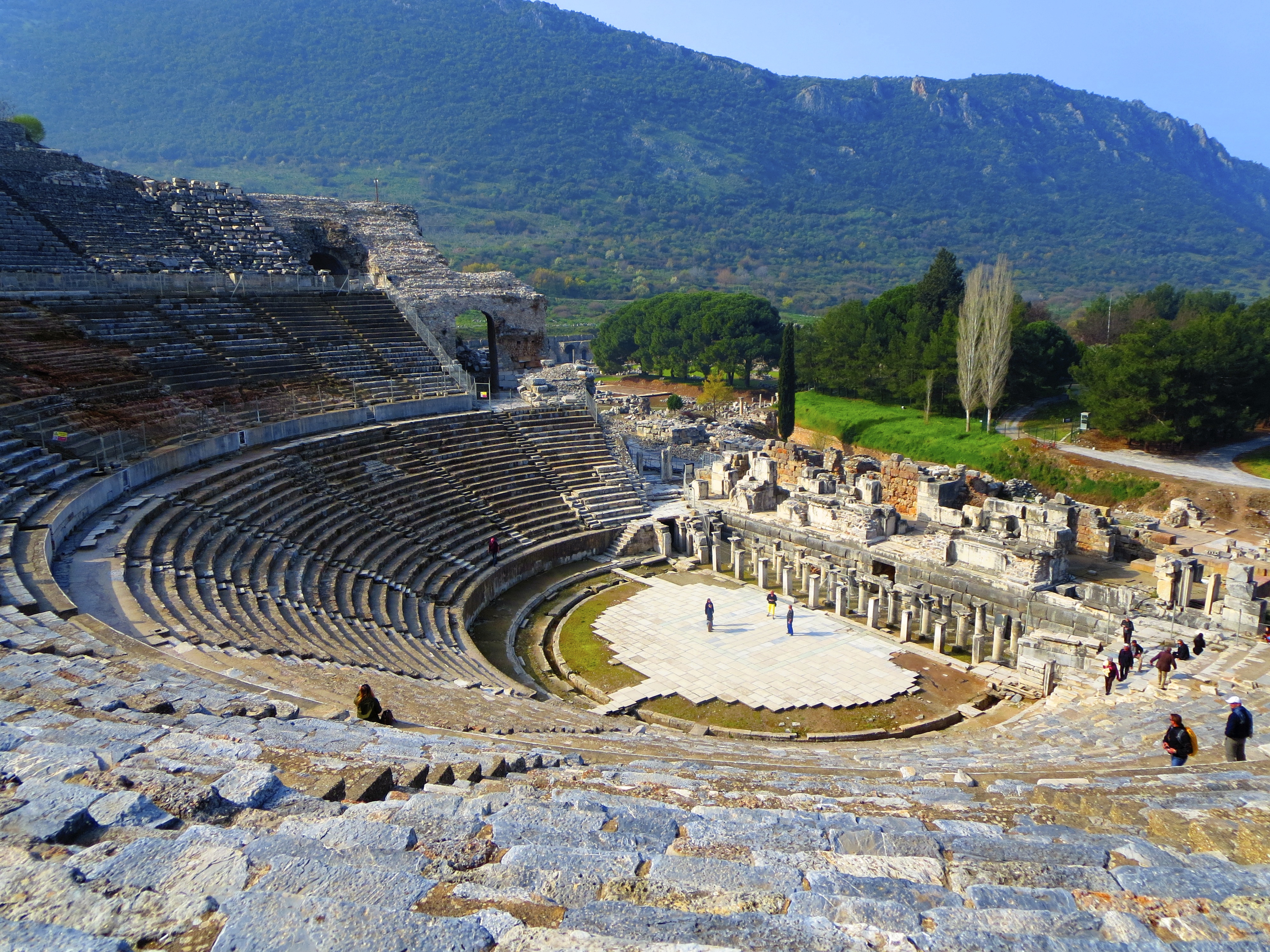 Efes Antik Kenti: Artemis Tapınağı, Celsus Kütüphanesi ve Tarihi Hikayeler
