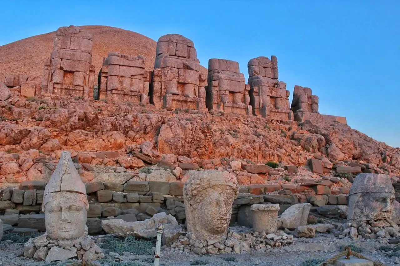 Nemrut Dağı'nda Zamanın Derinliklerinde: Tarih, Astronomi ve Macera
