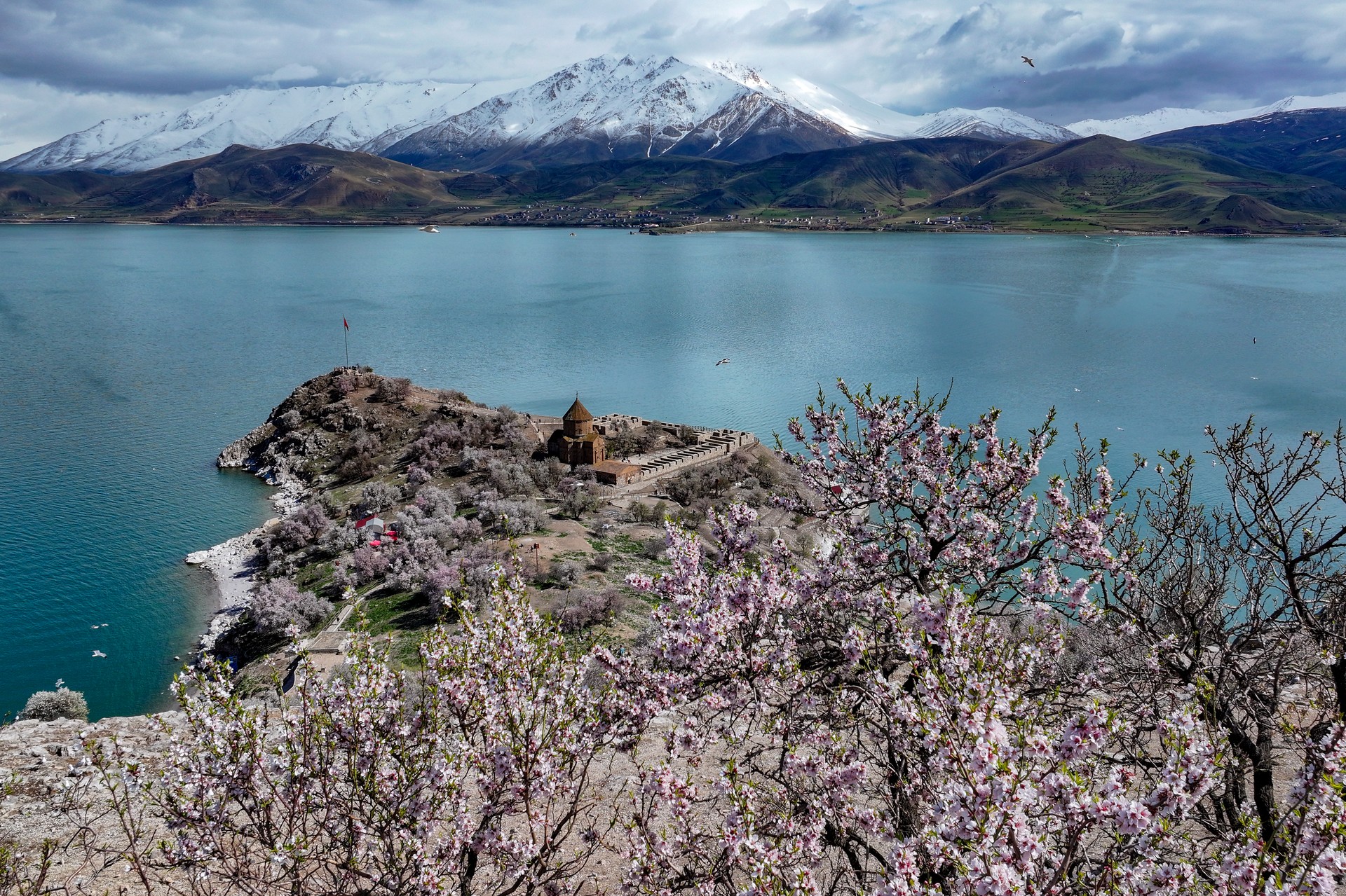 Van Gölü'nün Mucizeleri: Jeoloji, Efsane ve Tarih
