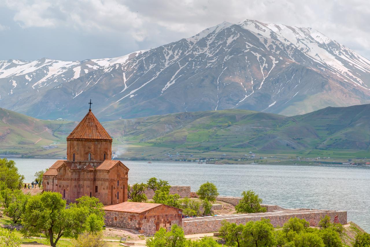 Van Gölü'nün Mucizeleri: Jeoloji, Efsane ve Tarih