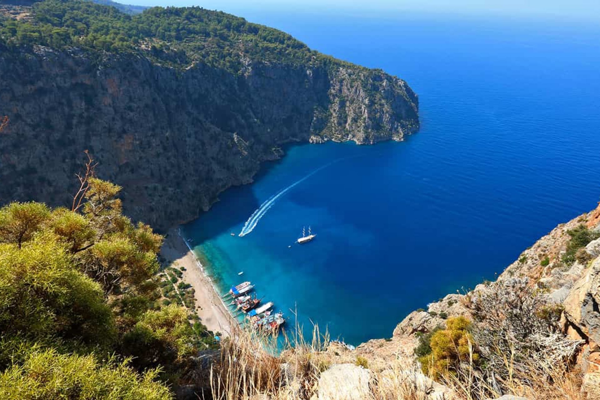 Ölüdeniz'in Sırları: Kelebekler Vadisi, Yamaç Paraşütü ve 12 Adalar Tekne Turu