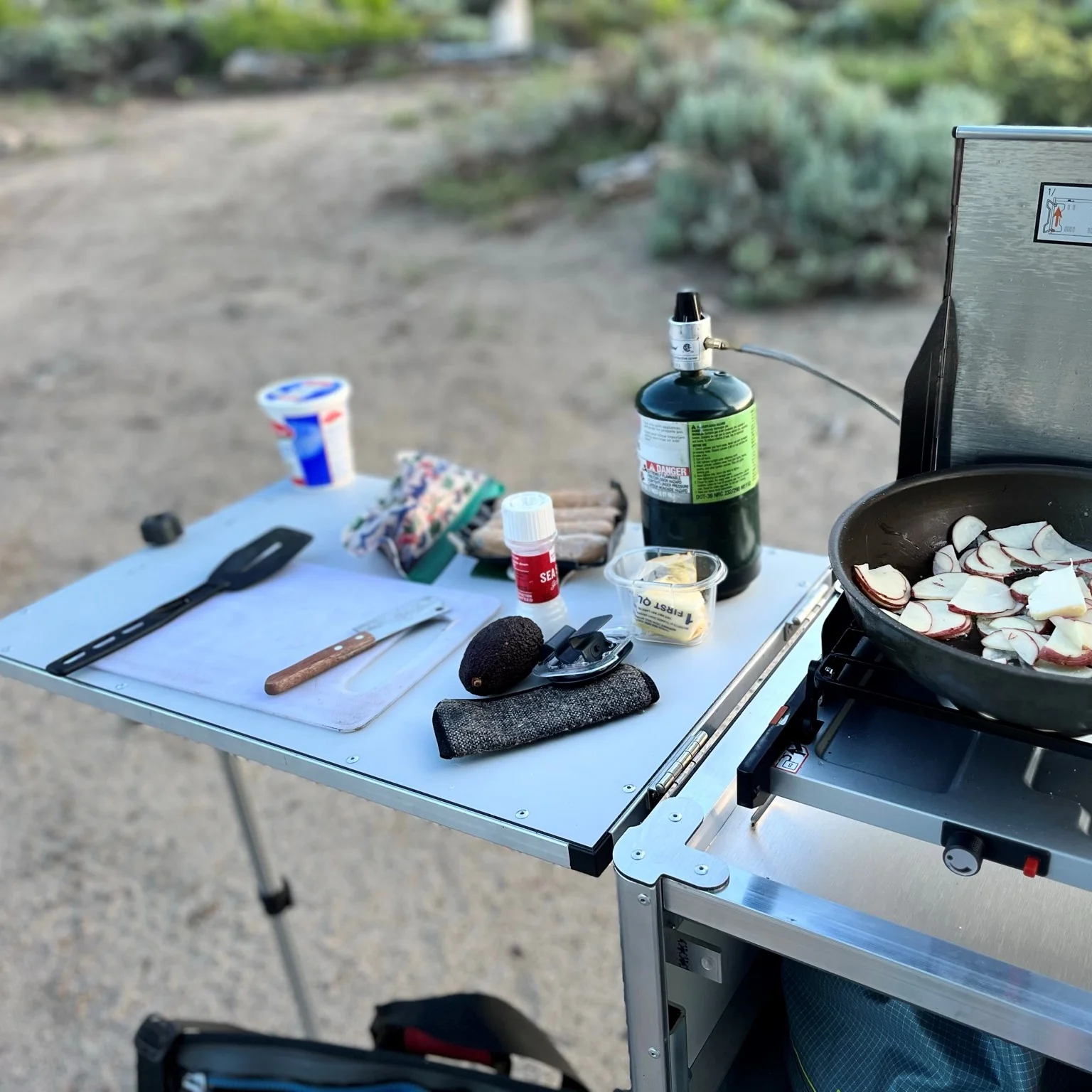 Kamp Mutfak Setleri ve Yiyecek Saklama Sanatı: Hafif ve Kompakt Çözümler