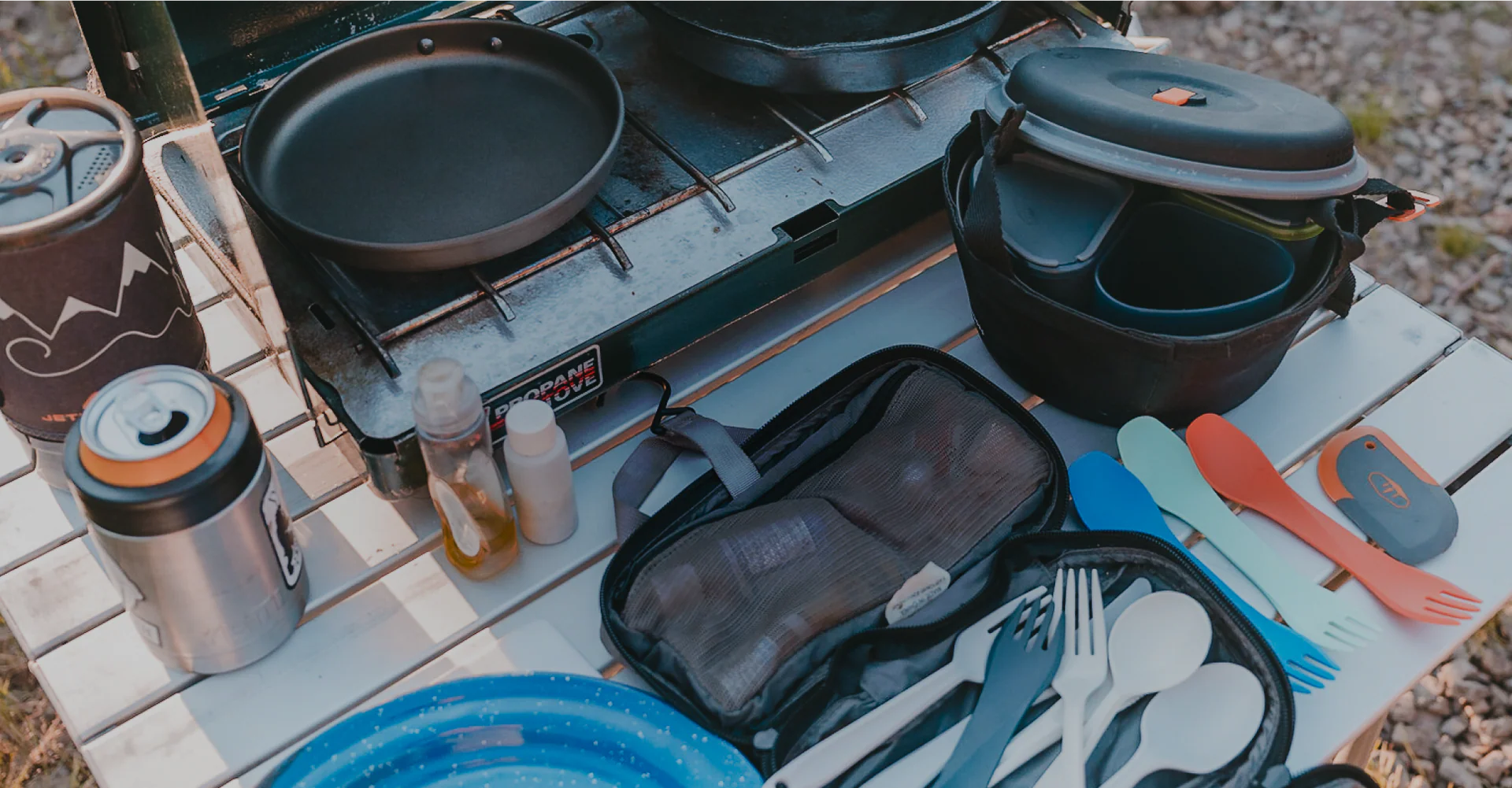 Kamp Mutfak Setleri ve Yiyecek Saklama Sanatı: Hafif ve Kompakt Çözümler