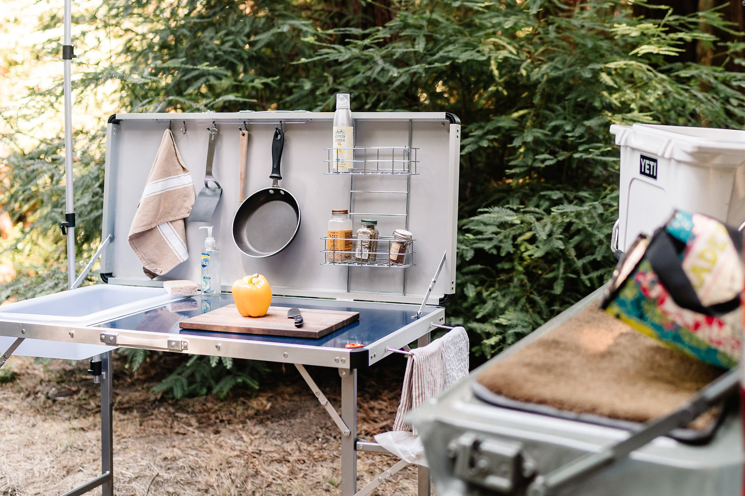 Kamp Mutfak Setleri ve Yiyecek Saklama Sanatı: Hafif ve Kompakt Çözümler