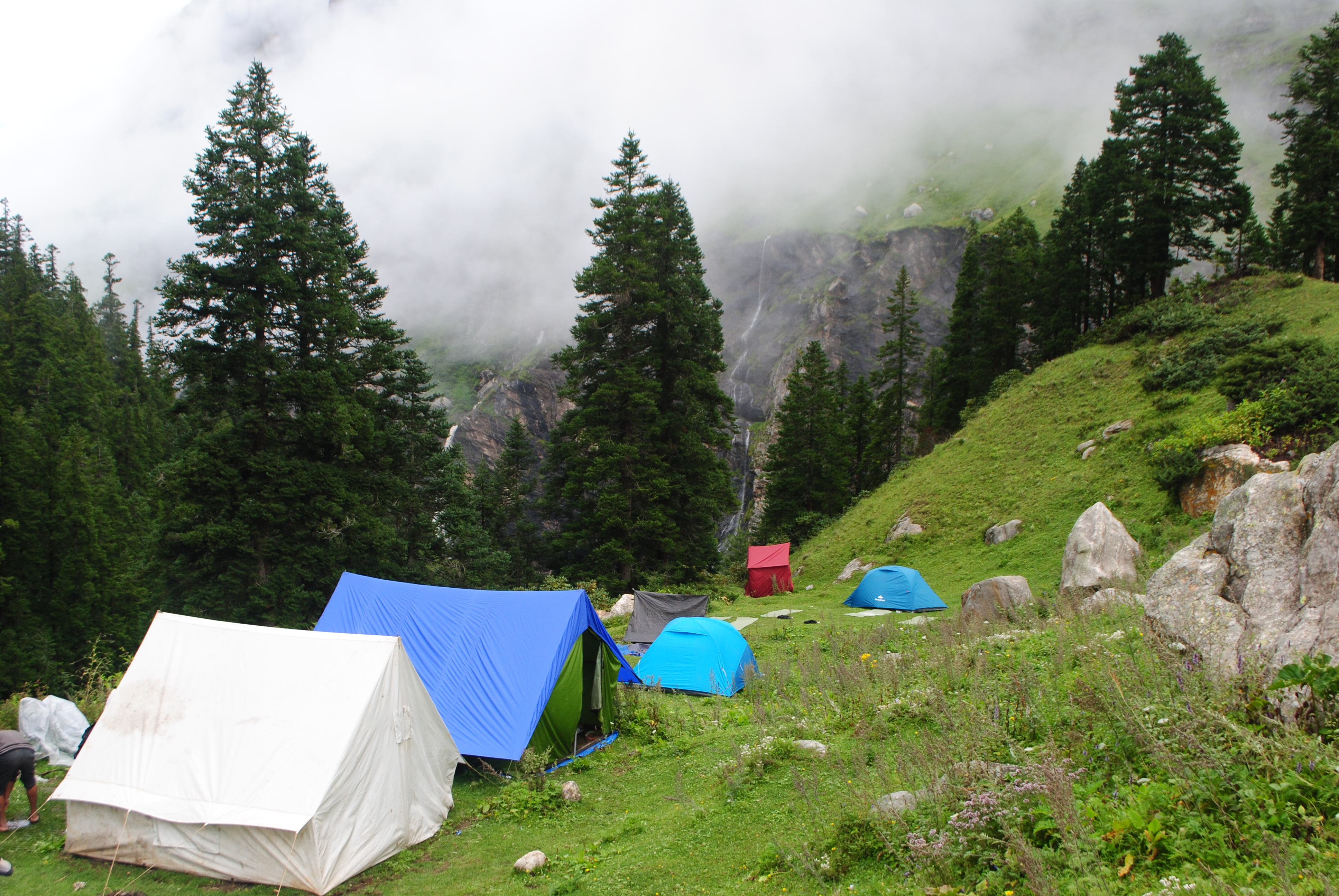 Kusursuz Kamp Yeri Seçimi: Doğanın İçinde Güvenli Bir Ev