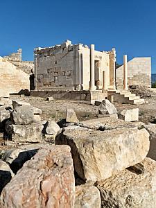 Duvarların ve Tapınağın Kalıntıları